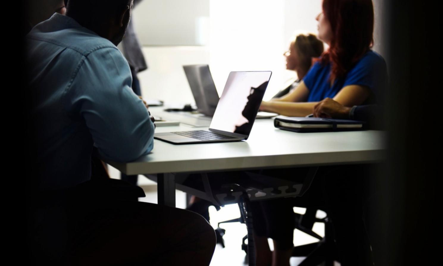 Session de formation en gestion financière dans une salle moderne