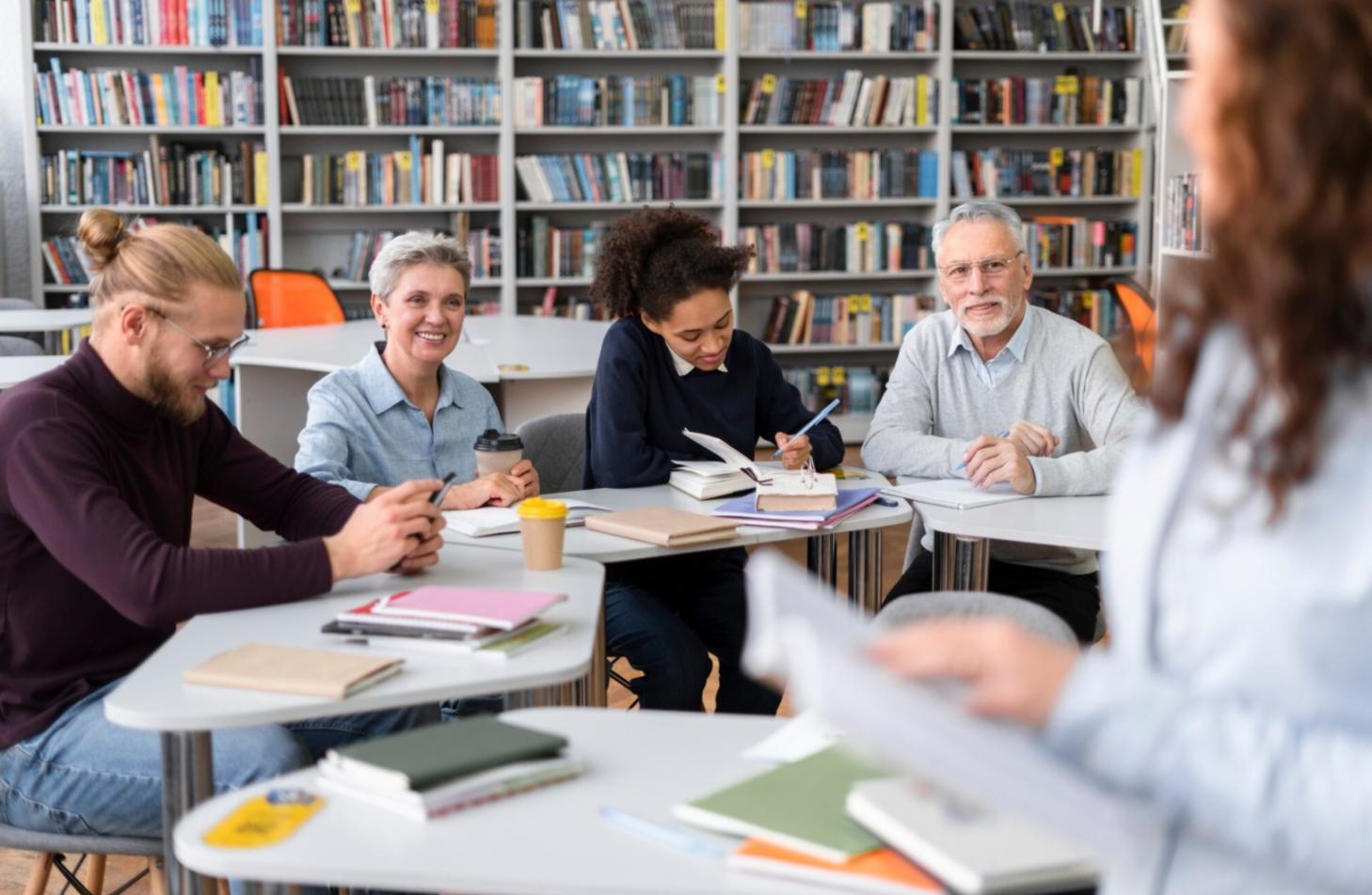 Entrepreneur analysant des rapports financiers sur son bureau